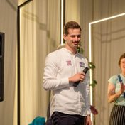 Timo Clasen erhält Applaus nach einem Vortrag
